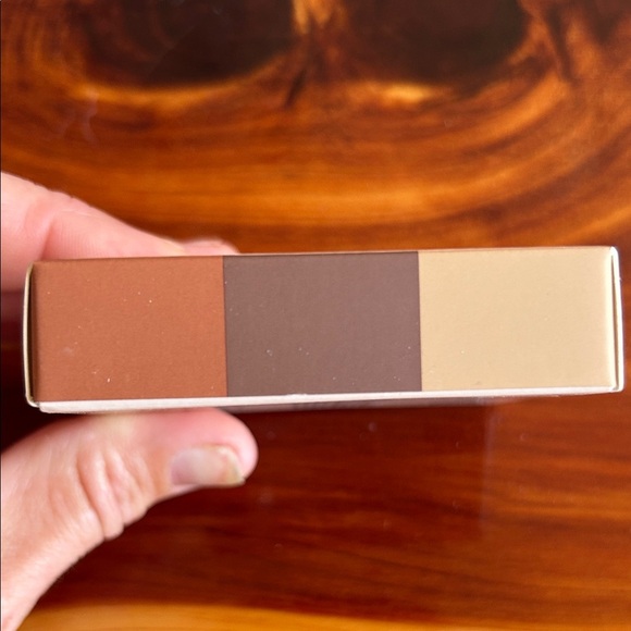 Revolution Medium Contour Powder Compact - Brown and Cream - Picture 3 of 3